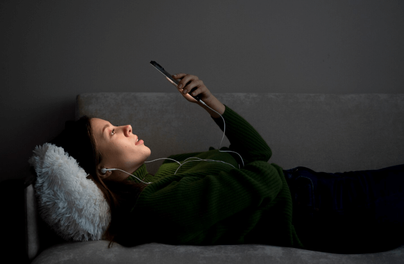 에너지가 떨어진 밤 스마트폰을 보는 모습