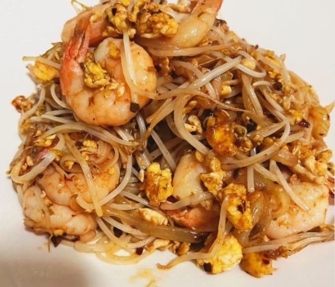 방콕의 길거리 간식: 태국의 팟타이와 쏨땀