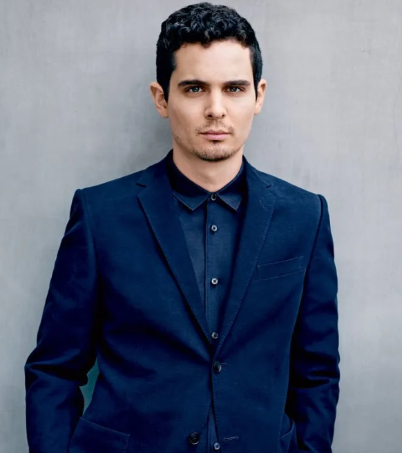 데이미언 셔젤 감독 정장입은 사진