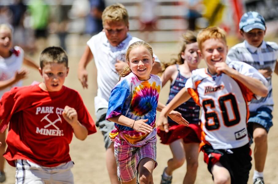 운동장에서 열심히 뛰고 있는 어린이들