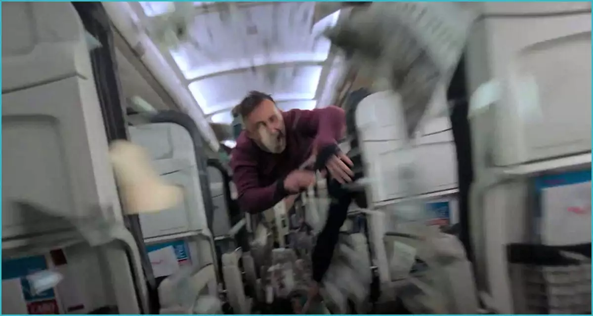 빨려나가는 승객들