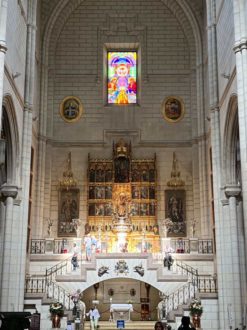 알무데나 대성당 실내