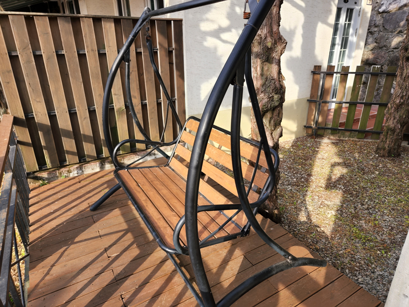 테라스에-있는-그네