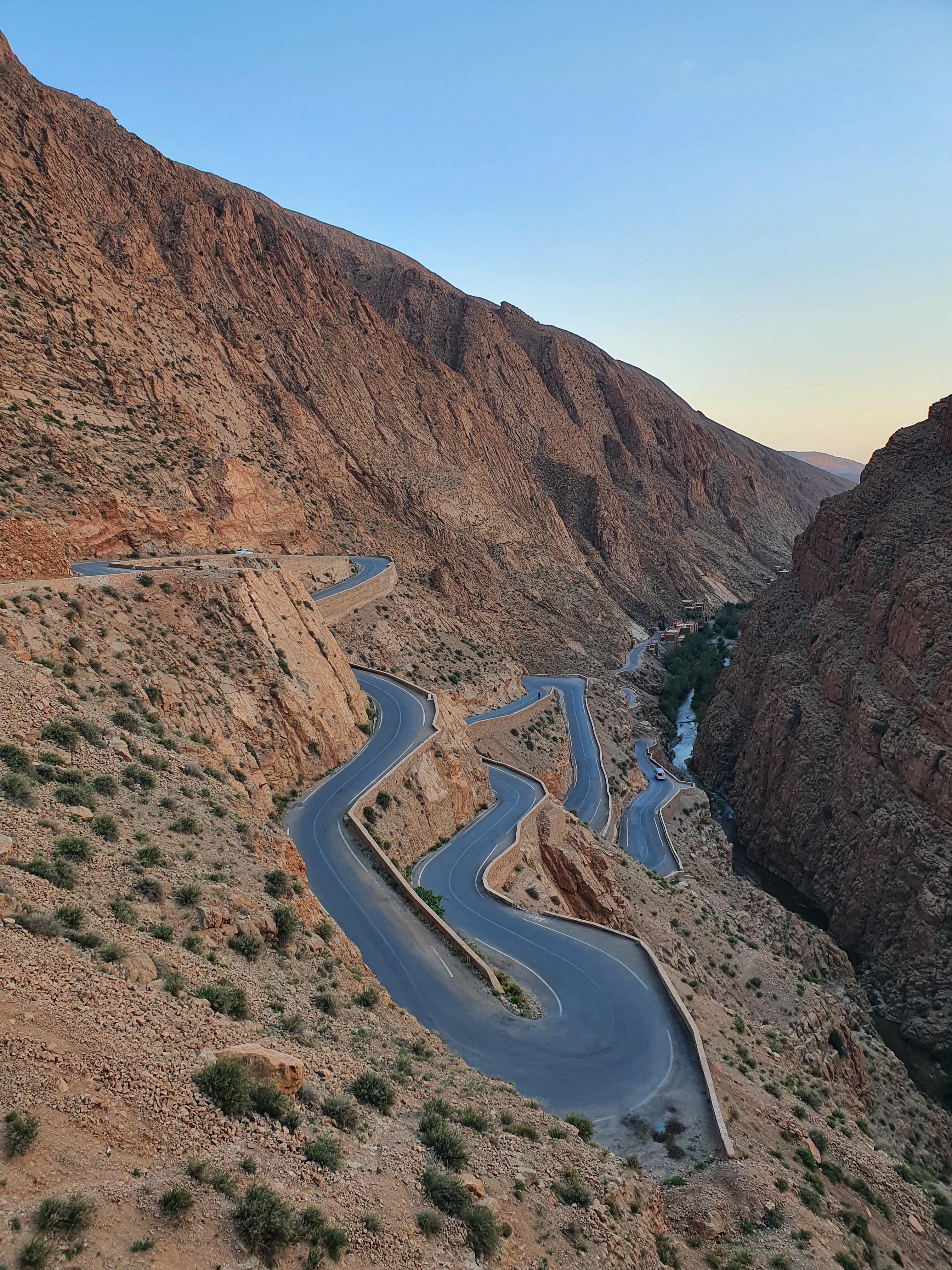 모로코 다데스 협곡 구불구불한 길