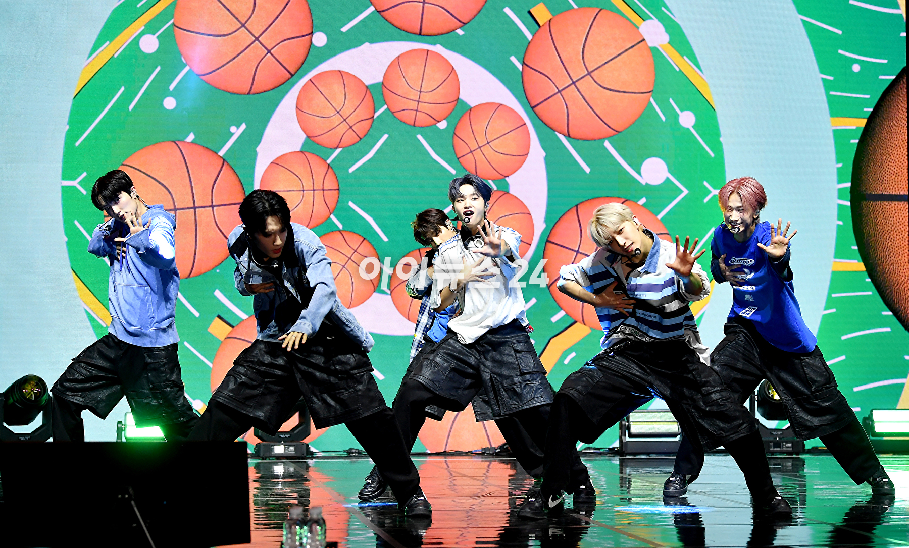 그룹 미래소년이 19일 오후 서울 서대문구 신촌캠퍼스백주년기념관 콘서트홀에서 열린 미니 5집 'Boys will be Boys' 발매 기념 쇼케이스에서 무대를 선보이고 있다. [사진=곽영래 기자]