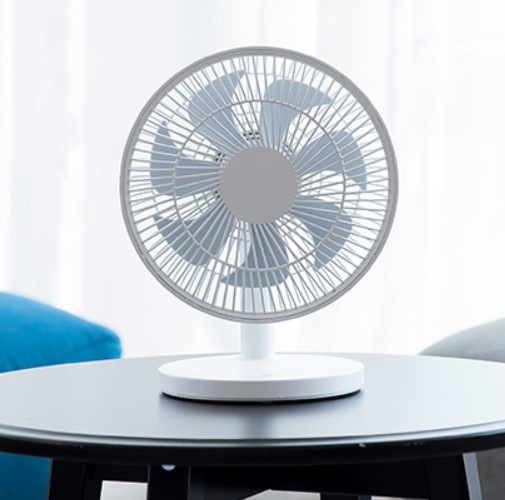 탁상용 무선 휴대용 선풍기 사진입니다.