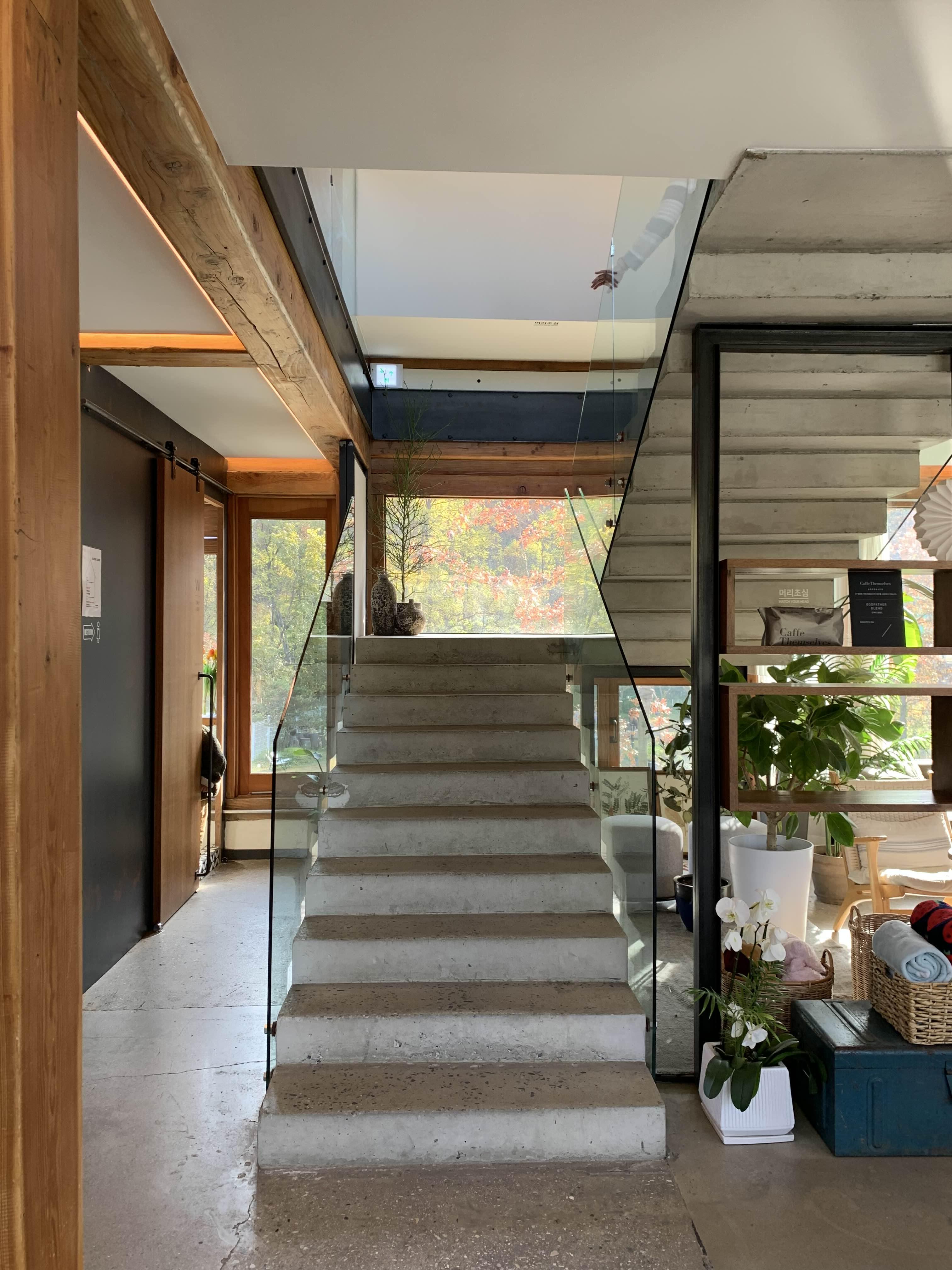 카페내부계단