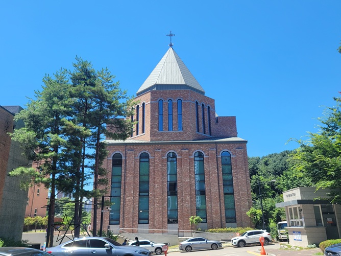 의정부 민락동성당. 팔각 탑은 '진복팔단'을 의미합니다.