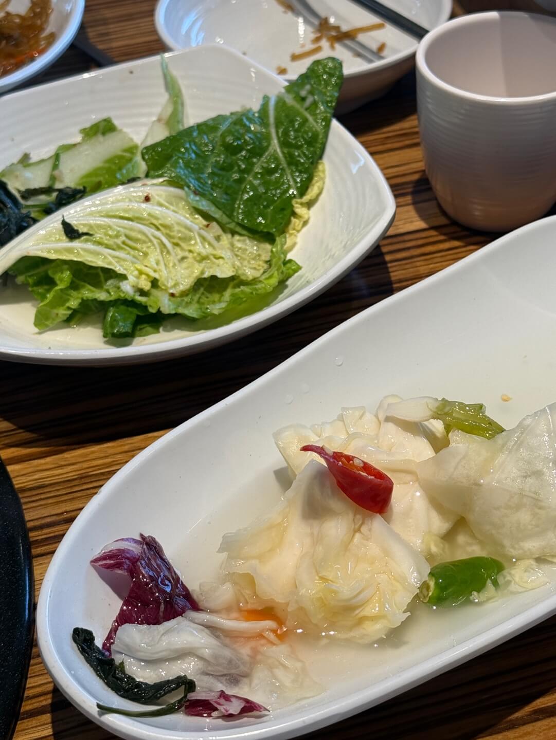 천지연 밑반찬 샐러드 백김치 구성