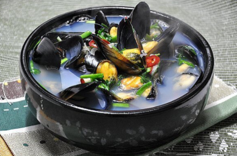 비린맛 없이 시원하게 끓인 홍합탕 완성 모습