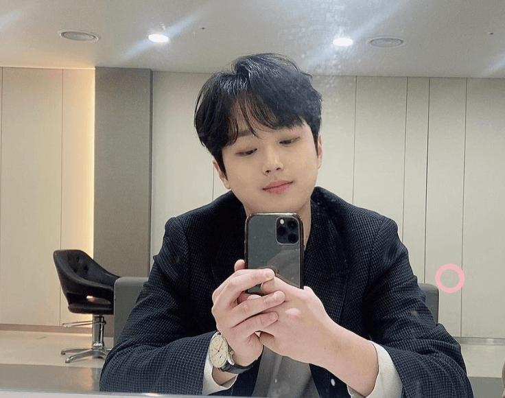 핸드폰을-바라보는-가수-이찬원