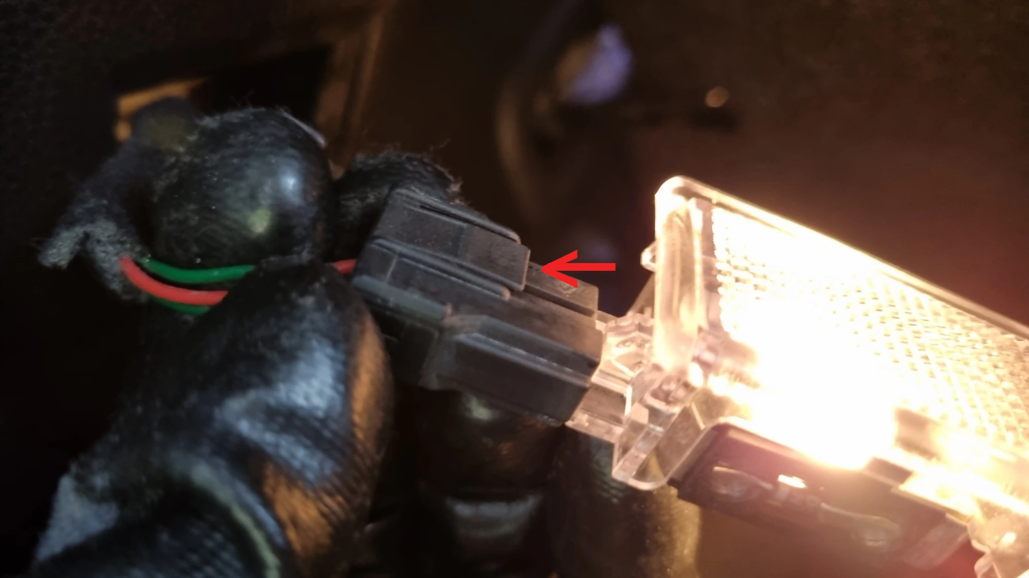 트렁크 조명 전구 빼는 모습