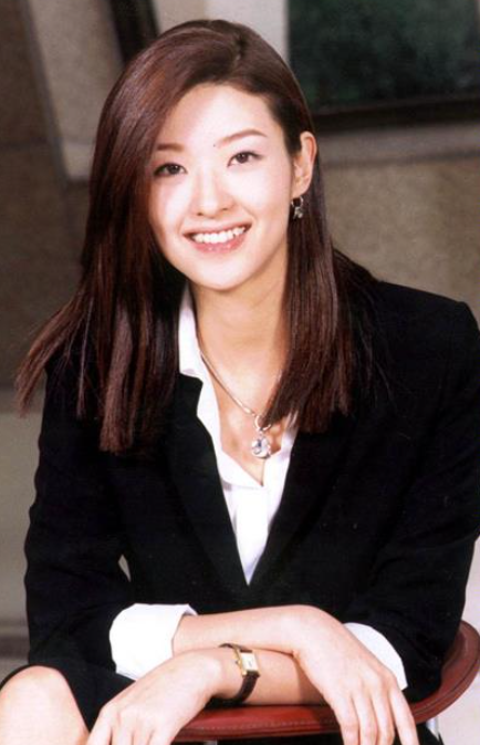 배우 송선미 프로필 사진│단정한 미소로 포즈를 취한 송선미