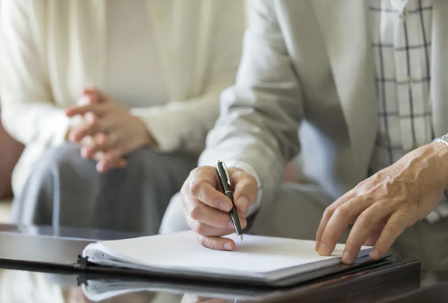 부동산 계약서 작성하는 모습