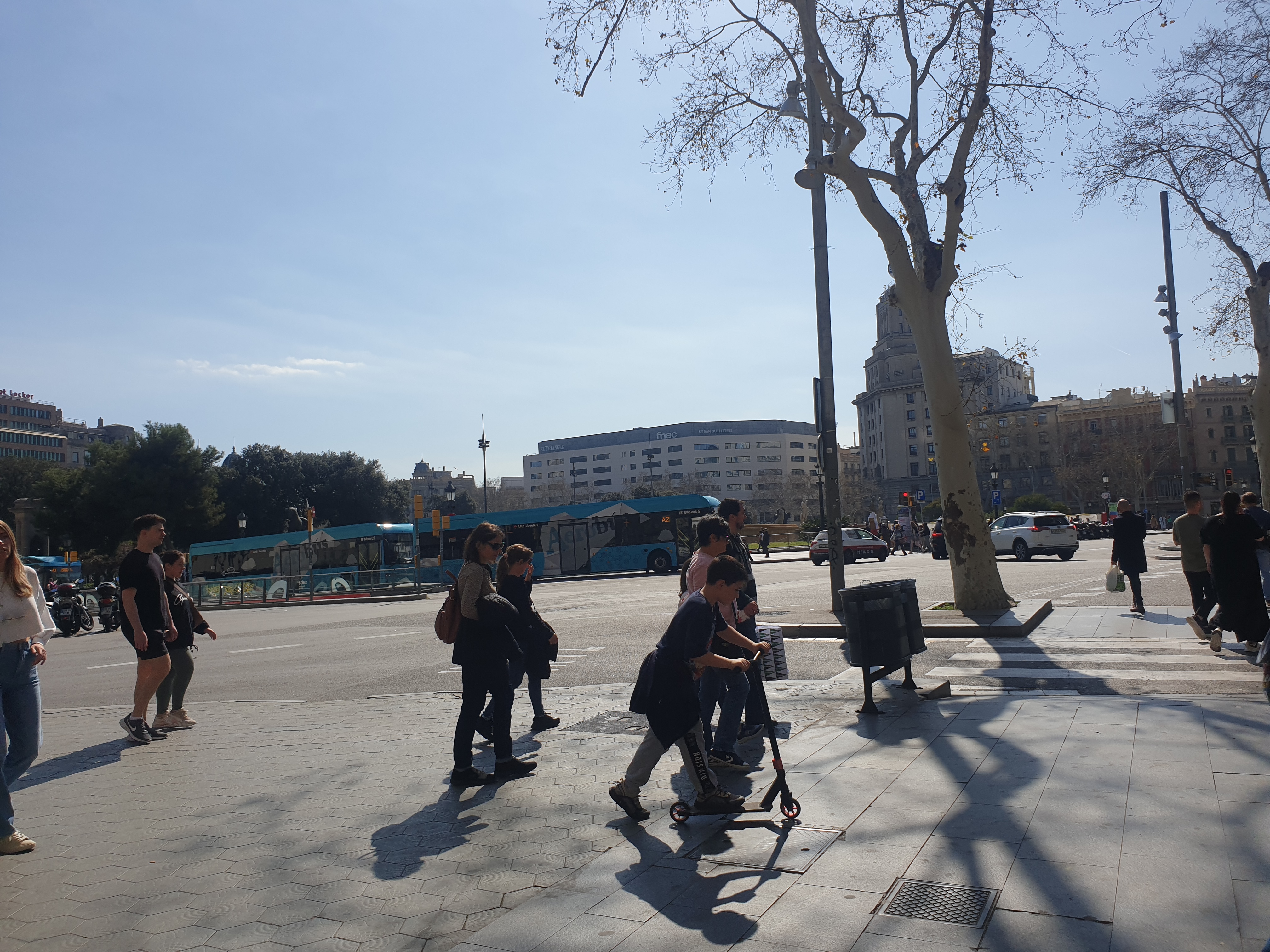 카탈루냐광장 거리에 사람들 모습