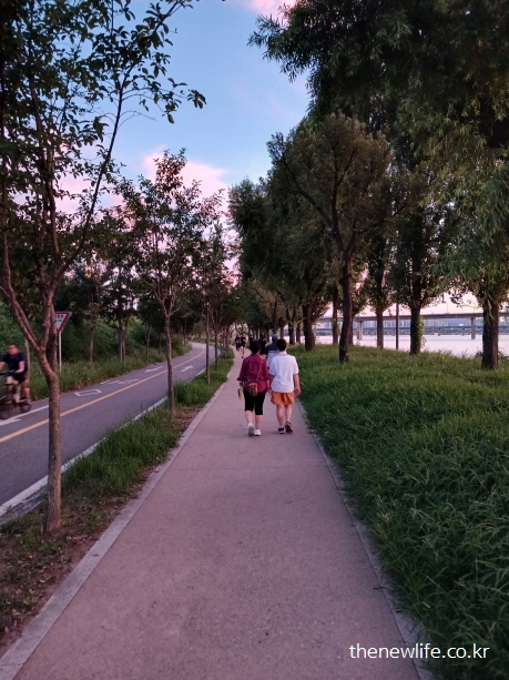 People walking slowly in the park as part of an easy way to lose weight