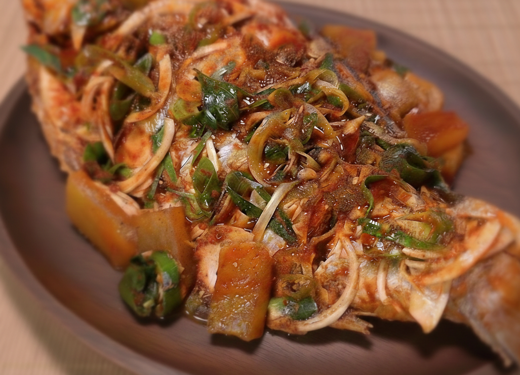 한국식 매콤한 양념으로 조린 도미조림.