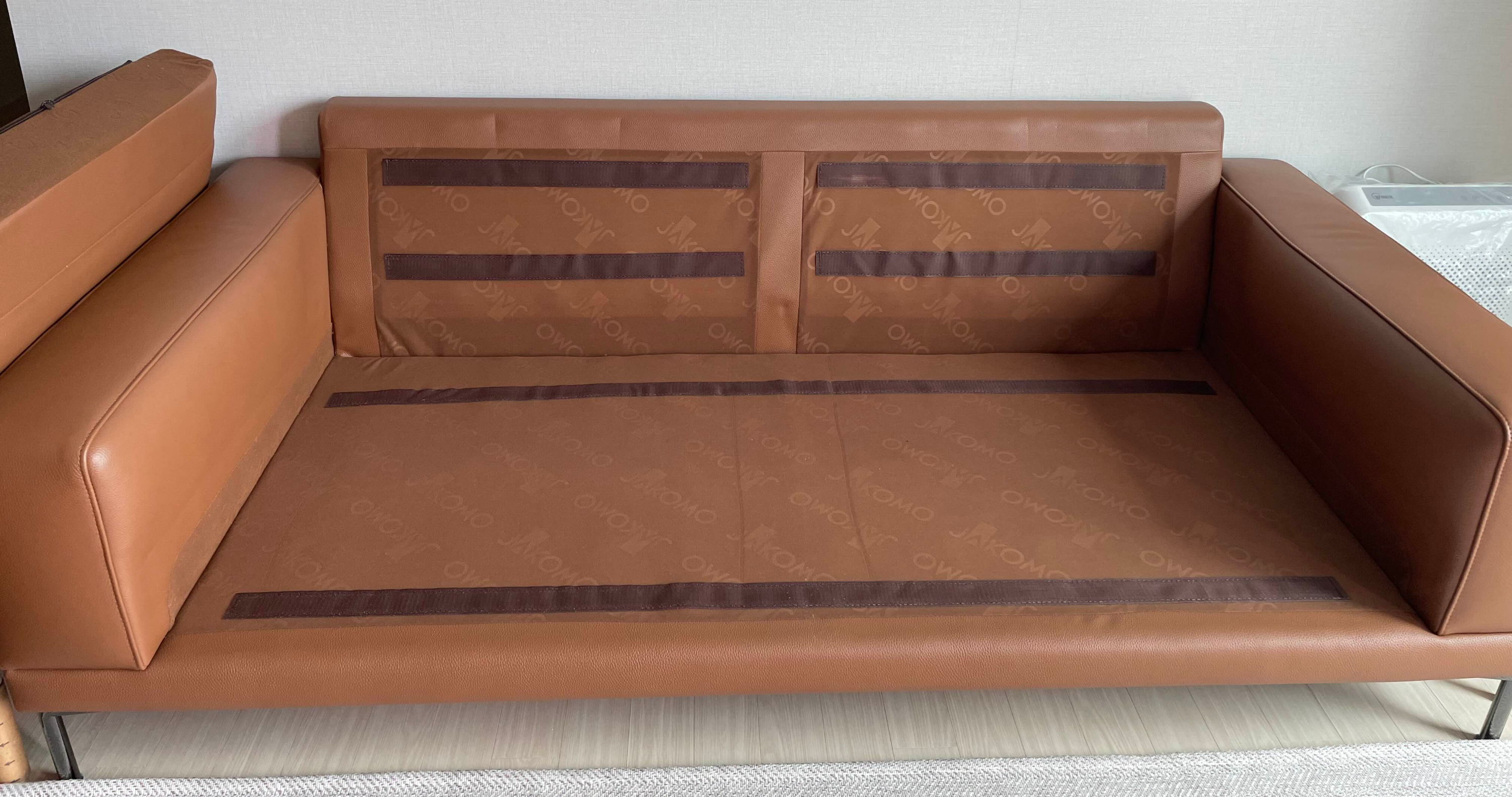 자코모 바우트 3인 소파 
좌석시트와 등받이 모두 분해 가능