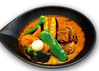 갈색 국물에 고기와 야채등이 들어가 있다