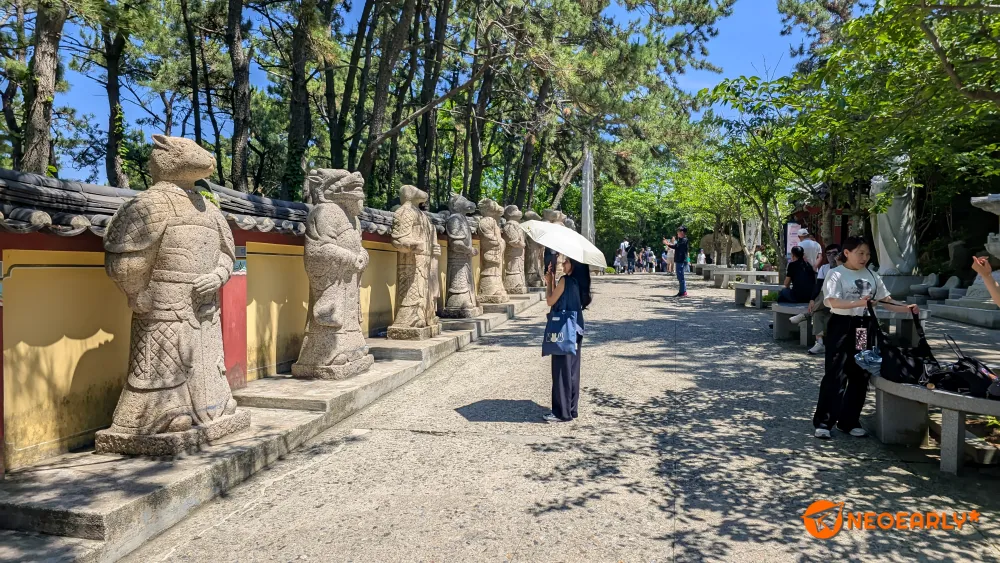 해동용궁사 어귀의 12지신상