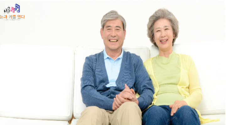노년-부부가-손을-잡고-앉아있는-모습