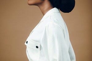 여자 연예인 꿈해몽 - 집에서 자는 장면 해석