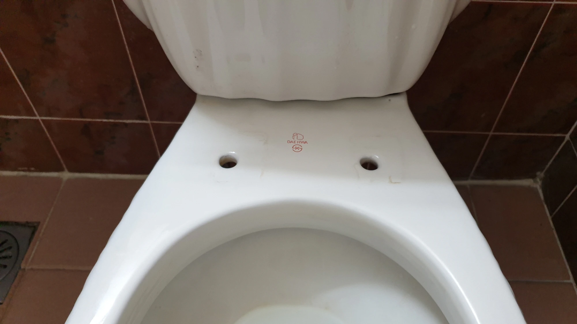 변기 커버 설치 구멍