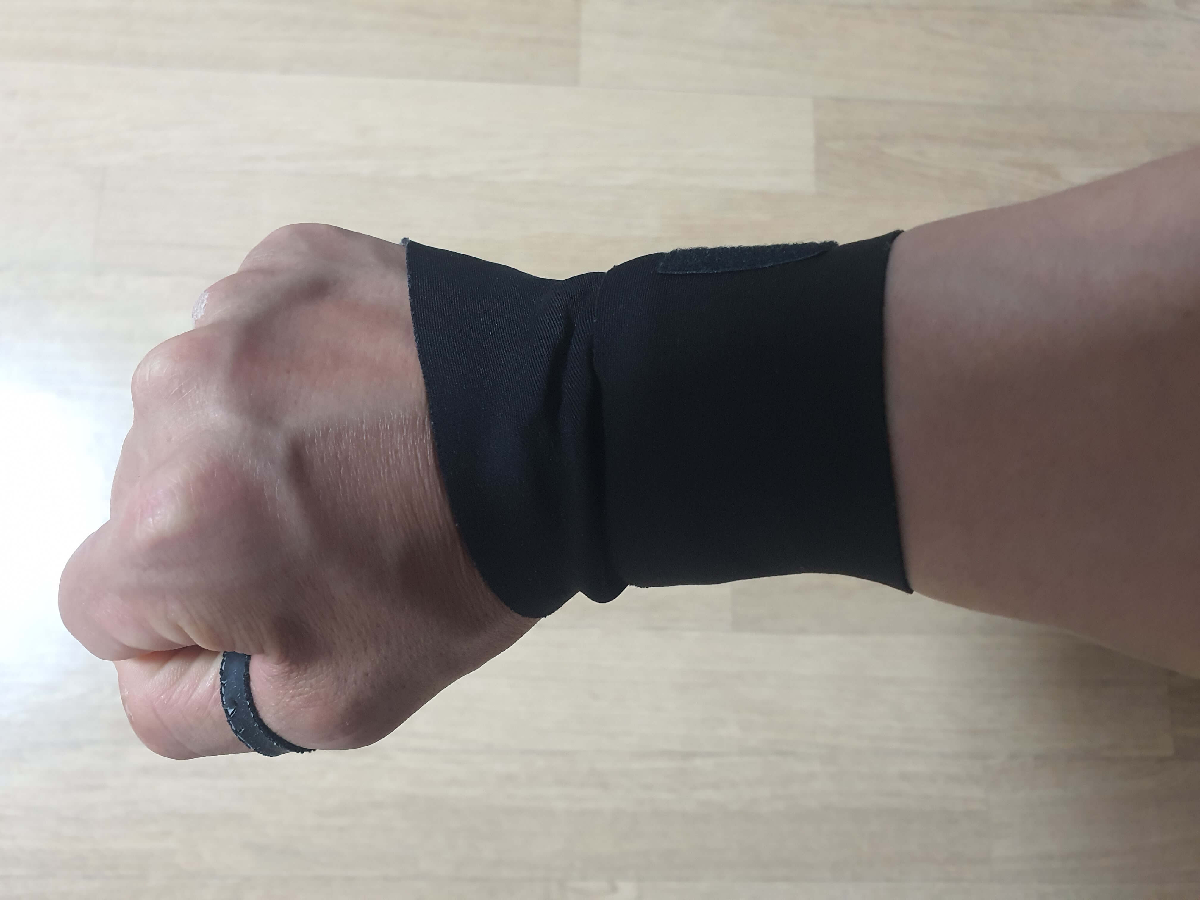 손목 아대 착용 모습