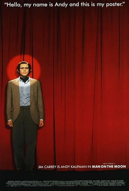 막이 내려진 무대 위에서 핀 조명을 받으며 혼자 서 있는 짐 캐리.