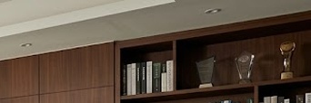 금리 인하 투자 성공을 상징하는 고급스럽고 미니멀한 개인 사무실 전경. 탁 트인 도시 전망과 정돈된 데스크가 어우러진 전문적인 분위기의 이미지