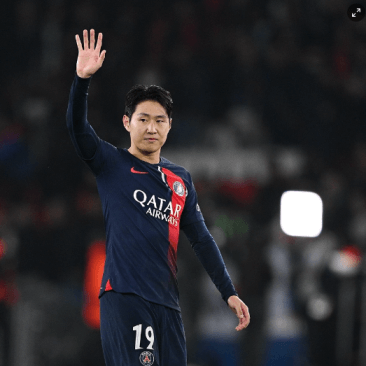 팬에게 손을 흔드는 이강인