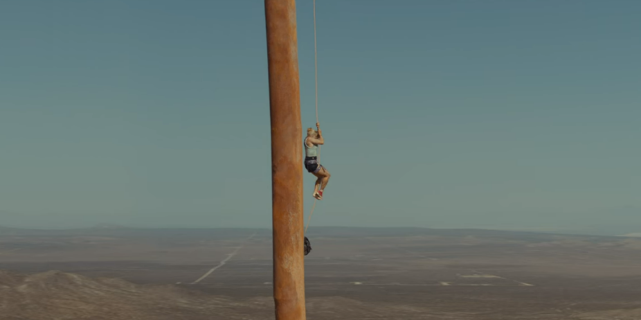 가방을 가지고 타워 꼭대기로 올라오는 헌터