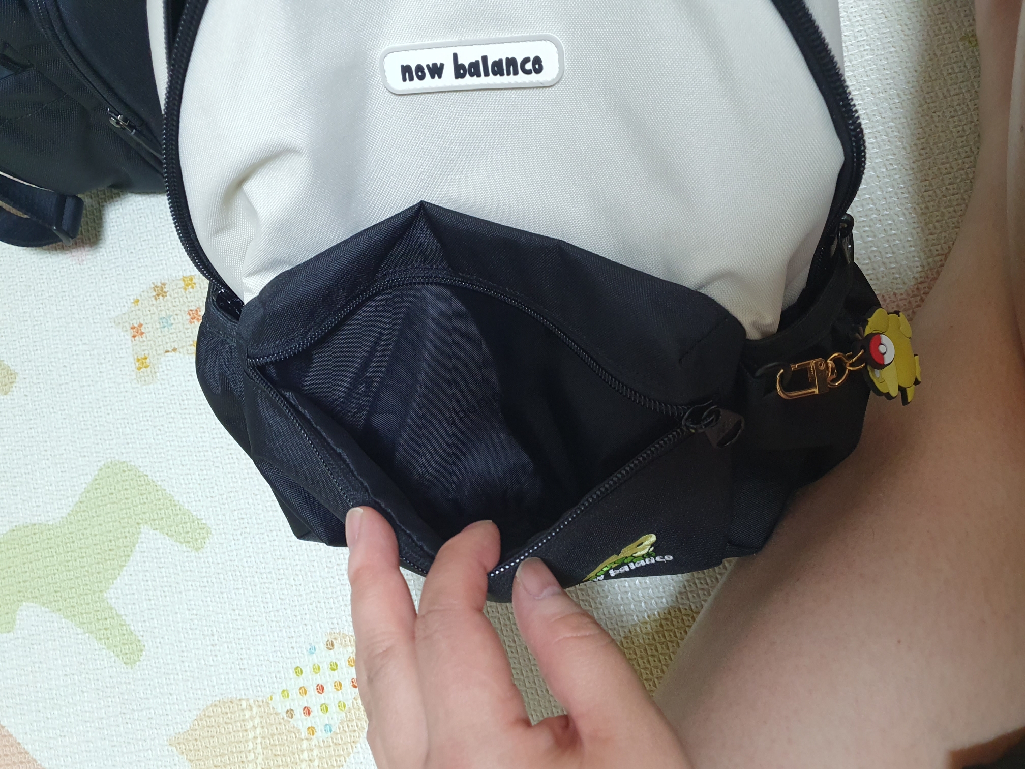 휴대폰 넣을 수 있는 포켓도 하나 존재 합니다.