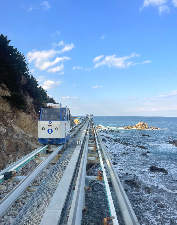 울진 죽변 해안 스카이레일 탑승 장면