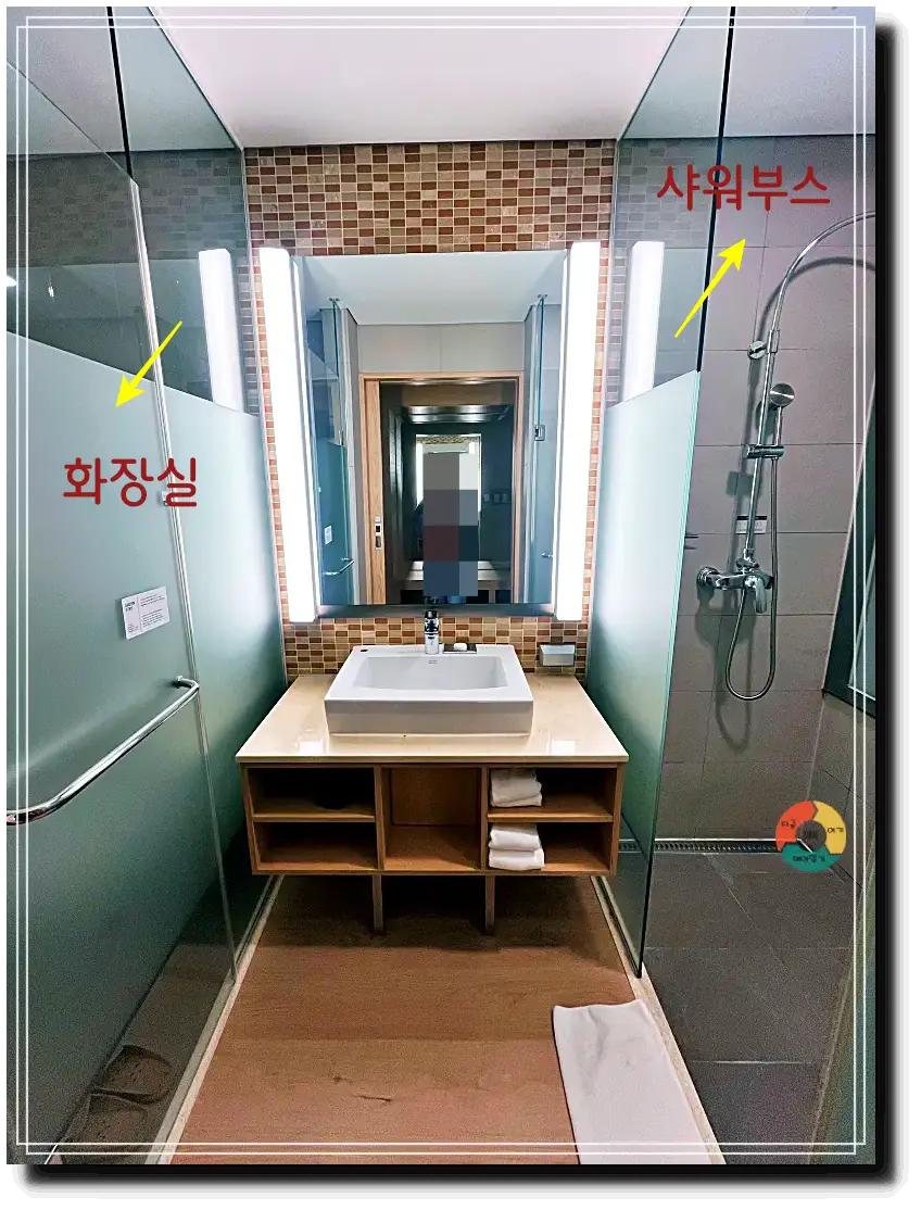 곤지암리조트_욕실-왼쪽-화장실-오른쪽-샤워부스-가운데-손씻는-곳