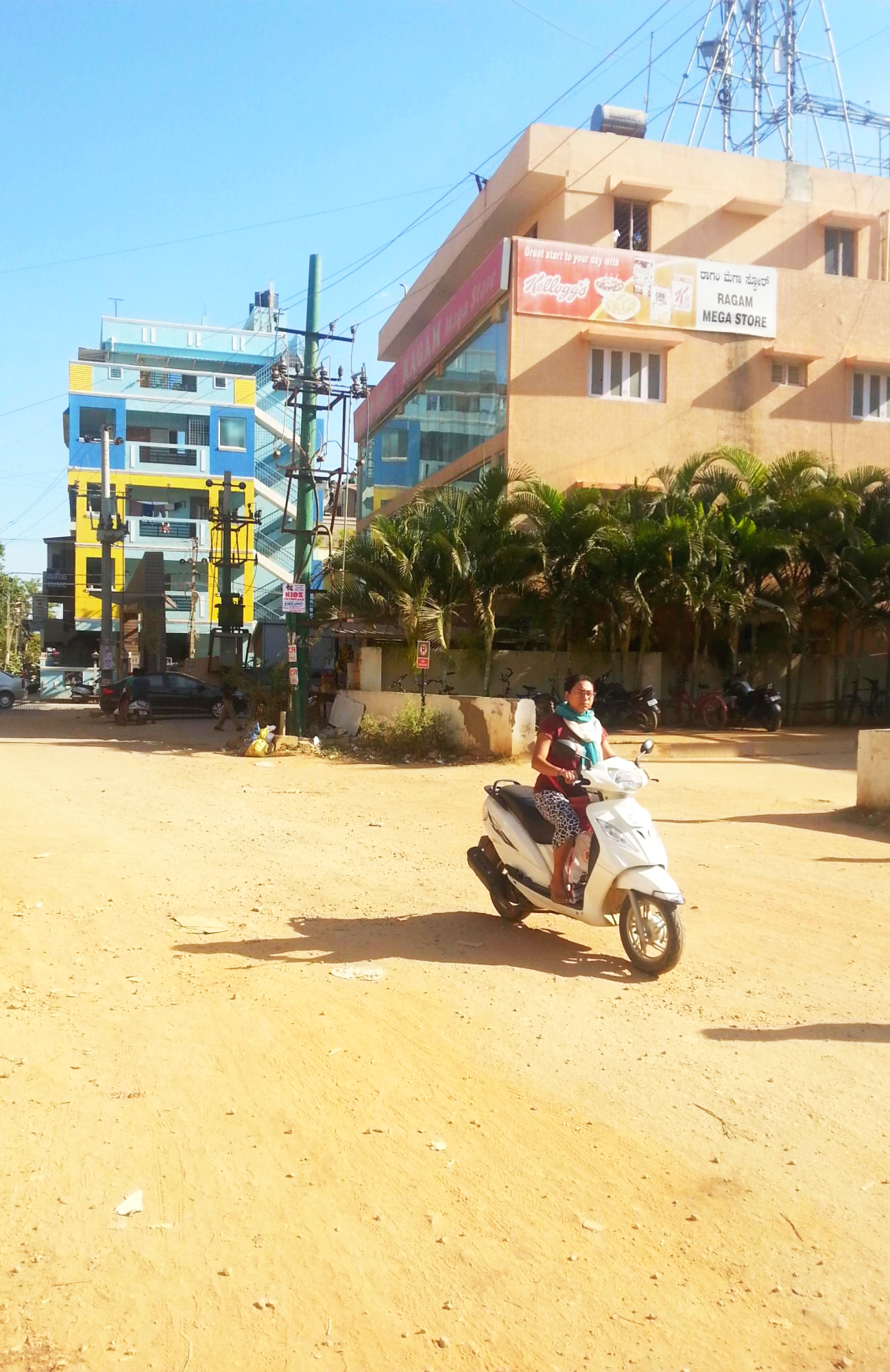 오토바이를 탄 인도인 아주머니