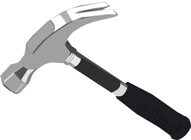 커다란 망치가 있다. 손잡이는 짙은 검정색이고 날은 은색이다.