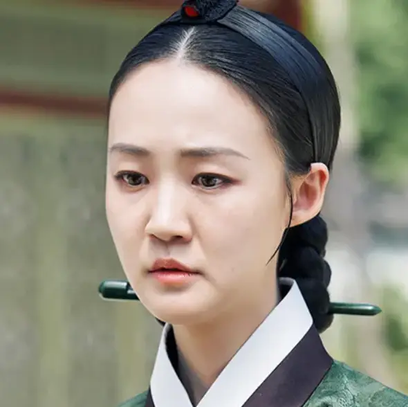 세작-
초록색 한복을 입고 초록색 쪽을 찐 머리로 진지하게 땅을 바라보는 동상궁