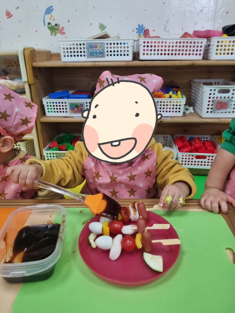 요리 활동을 하는 아이