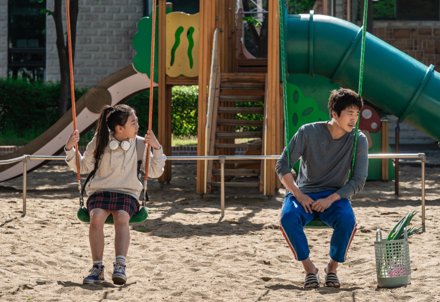 영화 히트맨 딸 가영에게 조언을 듣는 준