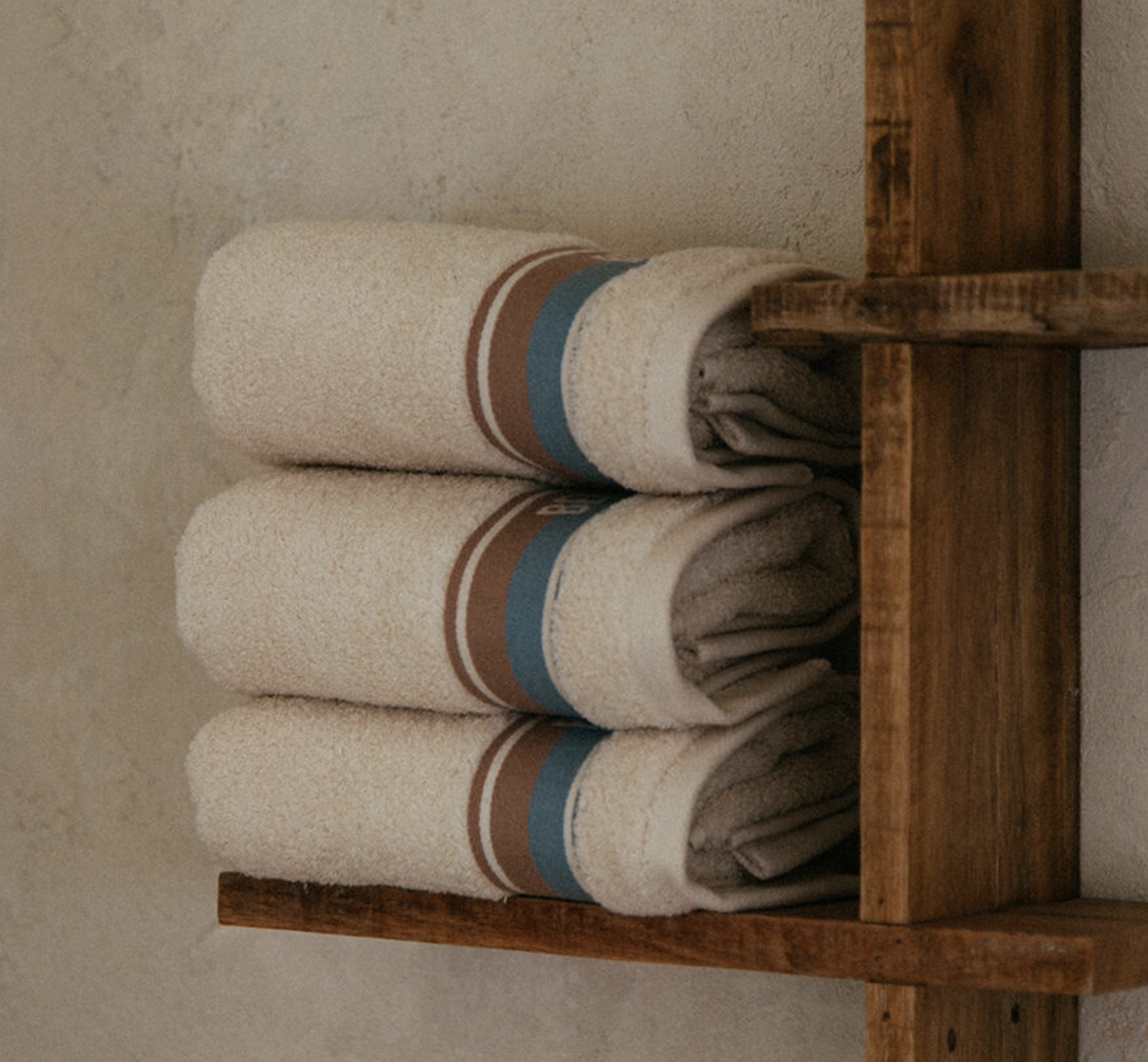 중간에 배색 띠가 둘러진 수건