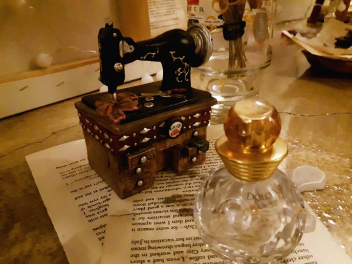 바닥에-미니워싱-소품과-향수병으로-꾸며진-소품-인테리어