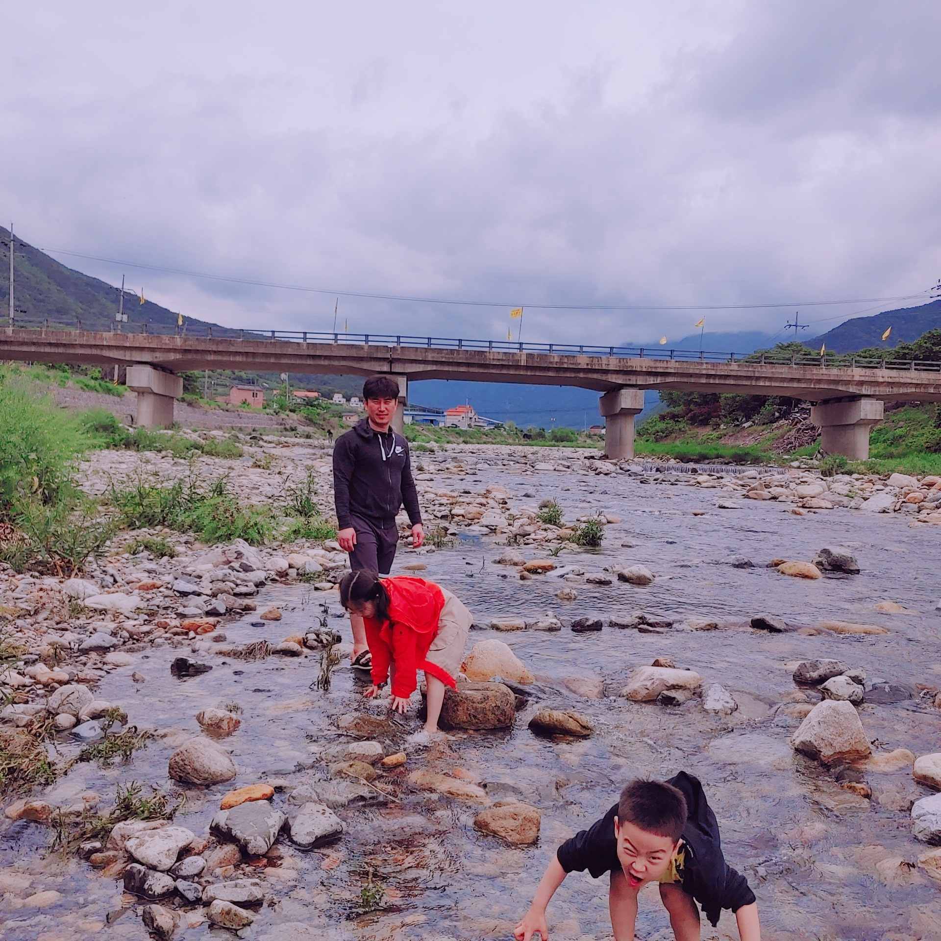 개구쟁이표정을_짖고있는_아들