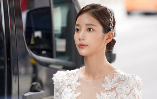 배우 기은세(본명 변유미)의 데뷔와 작품 활동, 결혼과 이혼 스토리, 인스타그램 라이프스타일 콘텐츠까지 모두 소개합니다.