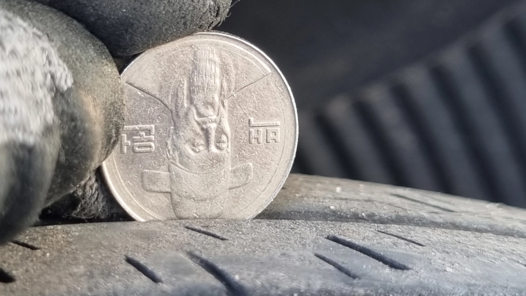 수명이 다해서 교체시기가 된 타이어 모습