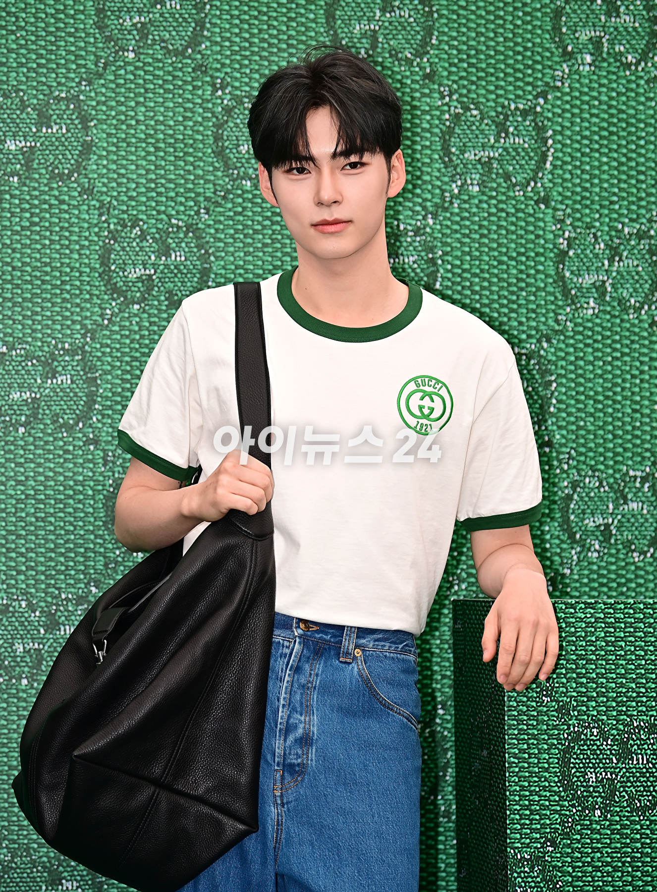 제로베이스원 성한빈이 6일 오후 서울 용산구 구찌가옥에서 열린 구찌(GUCCI) 신제품 출시 기념 행사에서 포토타임을 갖고 있다. [사진=곽영래 기자]