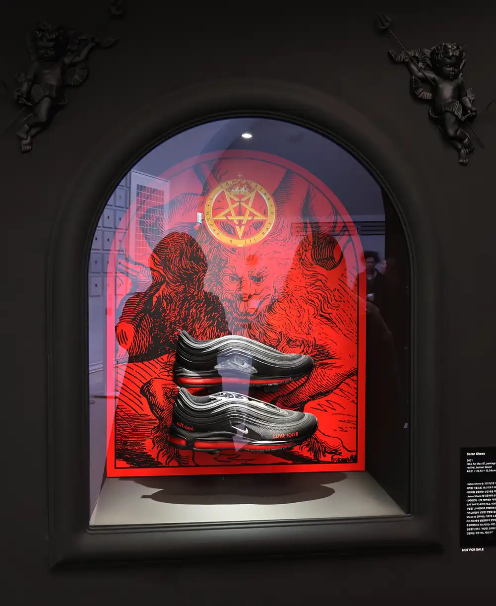 밑창에-실제-사람- 피를-담은-검은색-나이키-사탄-운동화