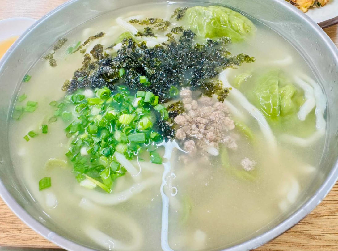 클로렐라를 넣어 초록빛이 도는 만두가 곁들여진 쫄깃한 손칼국수