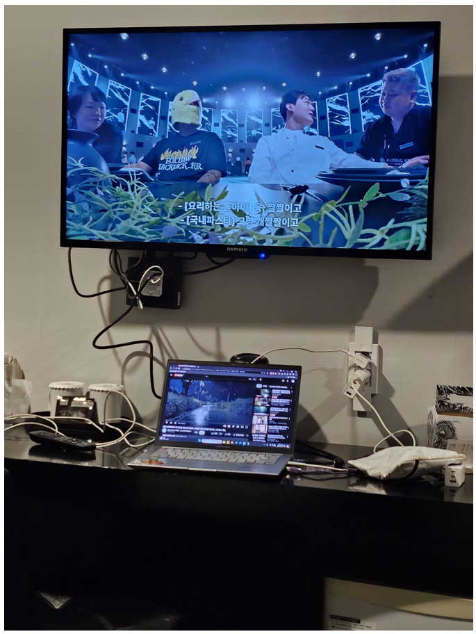 여행-중-감상중인-흑백요리사-모습-사진