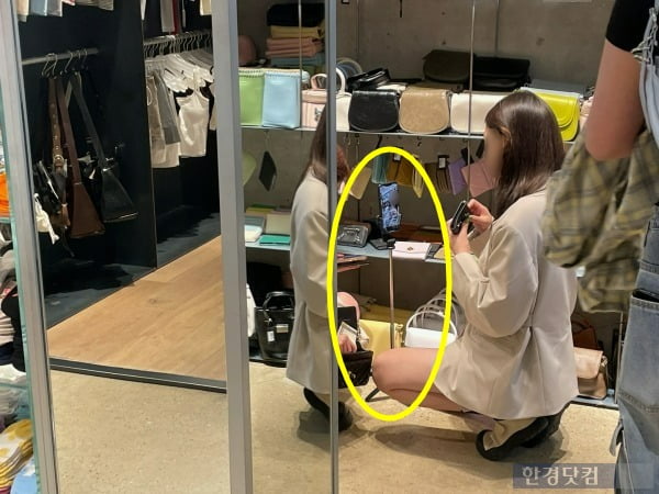 SNS 실시간 라이브 방송을 켜고 제품을 소개하고 있는 중국인 인플루언서의 모습.